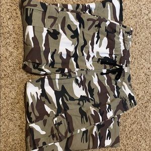 Camo sweat pants. Size large.